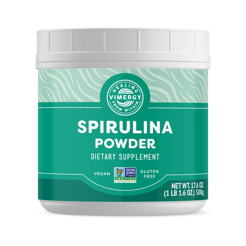 Ein grüner Behälter mit der Aufschrift 'Spirulina Powder Dietary Supplement'. Es ist vegan, glutenfrei und nicht gentechnisch verändert. Das Nettogewicht beträgt 500 g. Das Produkt ist von Vimergy und hat ein rundes Logo oben.