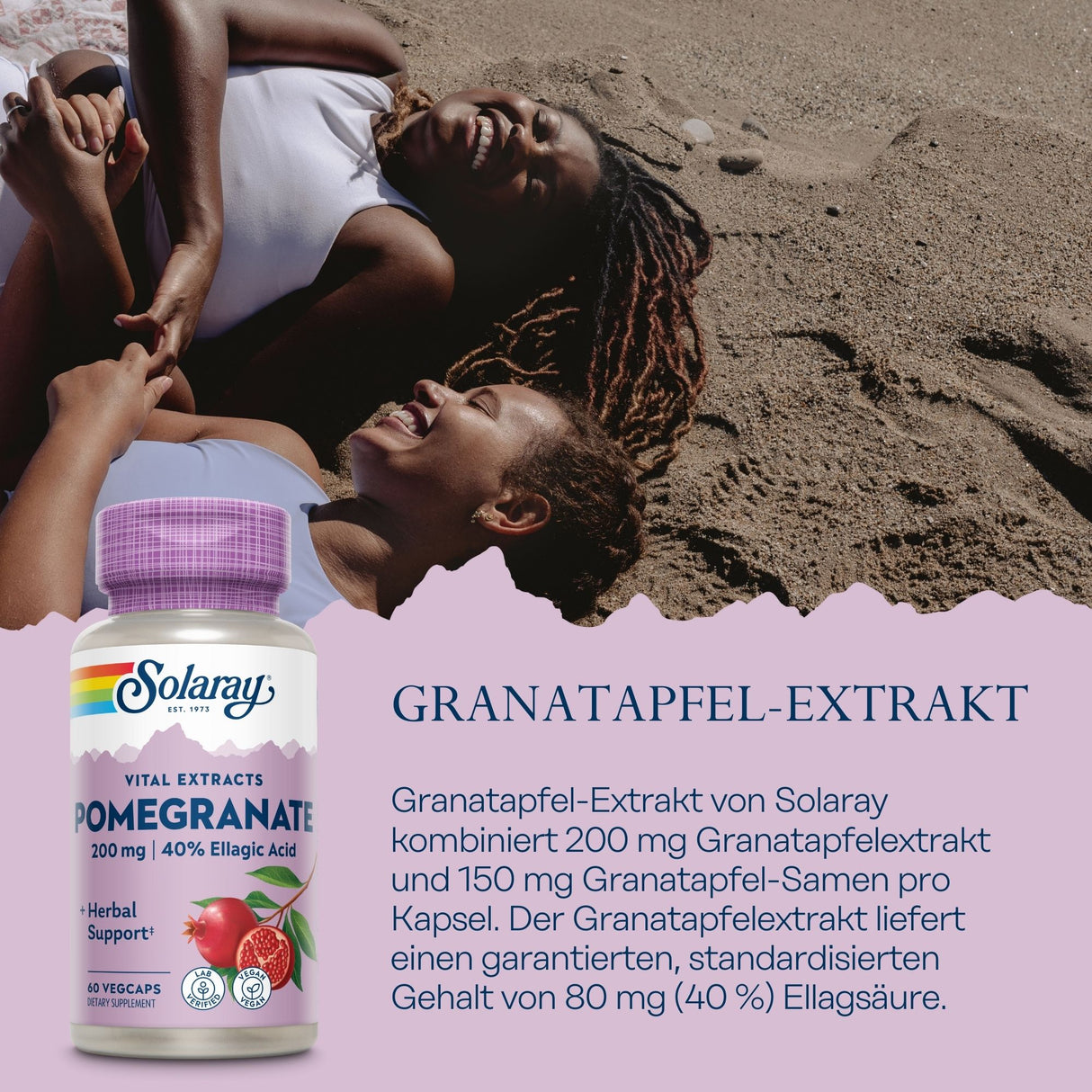 Zwei Personen liegen lachend auf einem Sandstrand. Im Vordergrund ist eine Flasche Solaray Granatapfel-Extrakt zu sehen. Der Text auf dem Bild beschreibt die Inhaltsstoffe des Produkts, das 200 mg Granatapfelextrakt und 150 mg Granatapfel-Samen pro Kapsel enthält. Die Umgebung ist ein sonniger Strand, die Personen wirken entspannt und fröhlich.