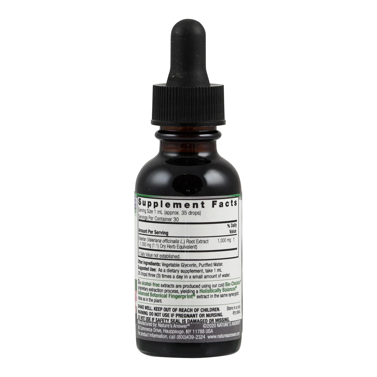 Eine kleine, dunkle Glasflasche mit einem schwarzen Tropfverschluss. Auf der Flasche ist ein Etikett mit der Aufschrift "Supplement Facts" und weiteren Informationen zu den Inhaltsstoffen und der Dosierung. Die Flasche steht aufrecht vor einem weißen Hintergrund.