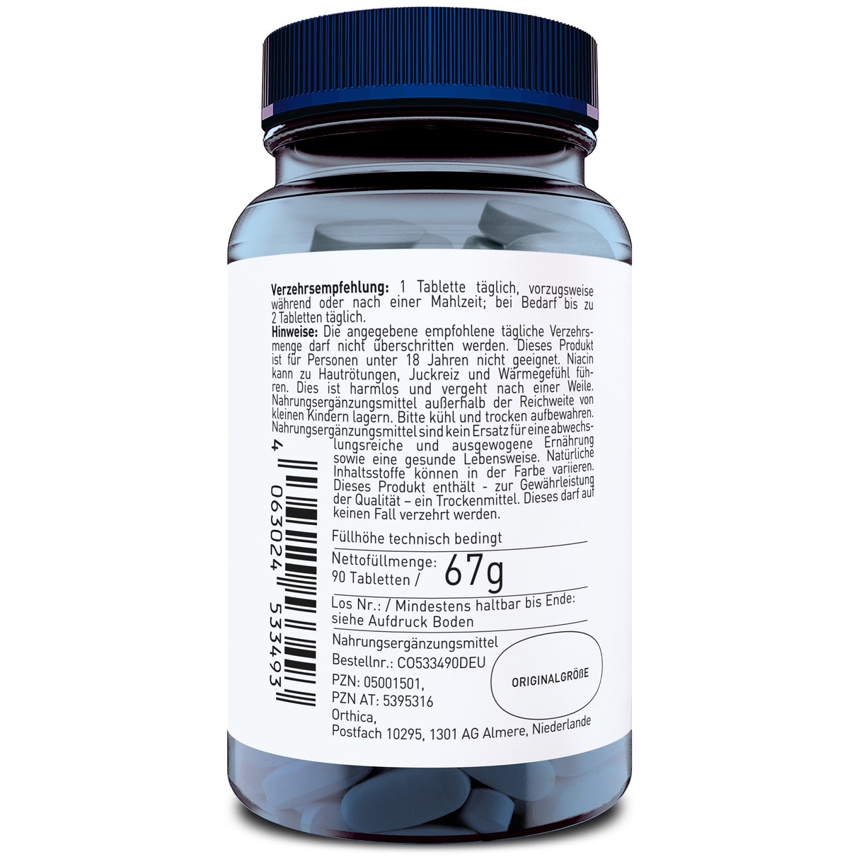 Das Bild zeigt eine blaue Plastikflasche mit einem weißen Etikett, das detaillierte Informationen zu einem Nahrungsergänzungsmittel enthält. Auf dem Etikett sind Verzehrempfehlungen, Warnhinweise und Angaben zur Nettofüllmenge von 67g sowie zur Anzahl der Tabletten (90 Stück) angegeben. Die Flasche hat einen blauen Deckel und steht aufrecht. Die Adresse des Herstellers in Almere, Niederlande, ist ebenfalls aufgedruckt.