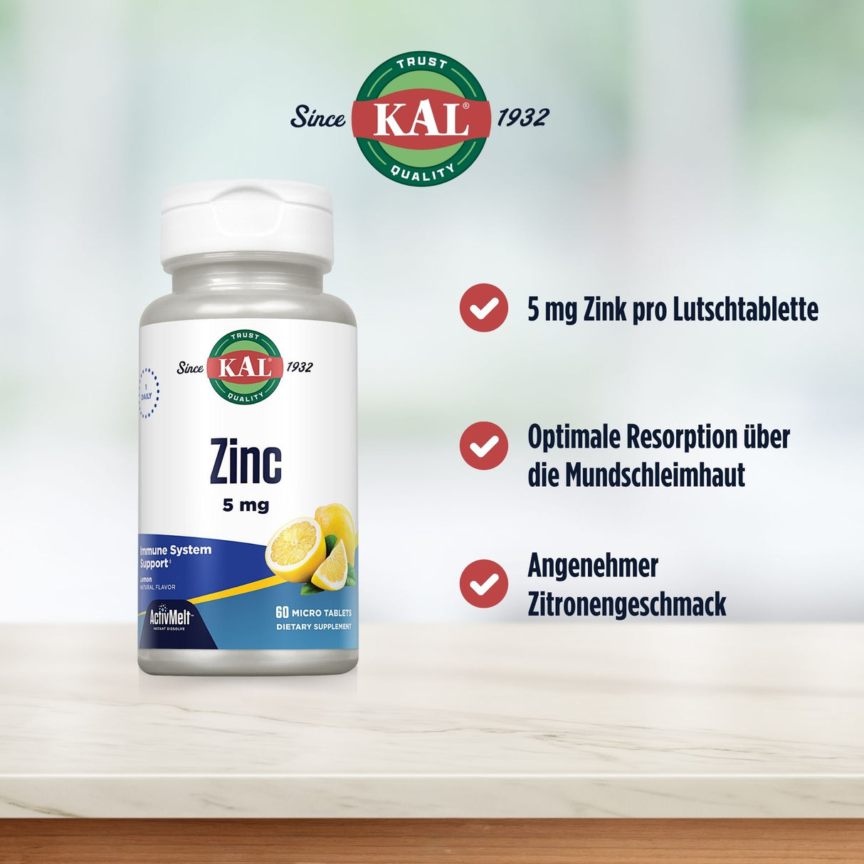 Das Bild zeigt eine Flasche mit Nahrungsergänzungsmitteln der Marke KAL. Auf der Flasche steht 'Zinc 5 mg'. Neben der Flasche sind drei Textblöcke mit den Vorteilen: '5 mg Zink pro Lutschtablette', 'Optimale Resorption über die Mundschleimhaut', 'Angenehmer Zitronengeschmack'. Im Hintergrund ist ein verschwommener, heller Hintergrund zu sehen.