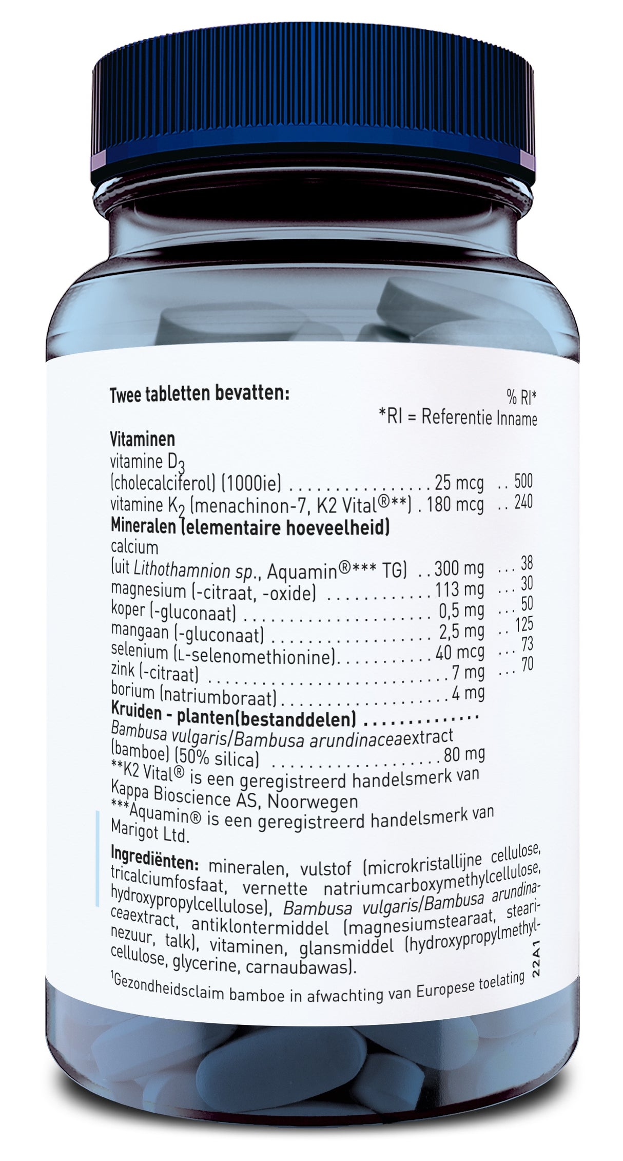 Nahaufnahme einer blauen Plastikflasche mit weißem Etikett. Auf dem Etikett sind Inhaltsstoffe von Nahrungsergänzungsmitteln aufgelistet, darunter Vitamine D3 und K2, verschiedene Mineralien und Pflanzenextrakte. Der Text ist in niederländischer Sprache verfasst. Die Flasche hat einen blauen Schraubverschluss. Im Inneren der transparenten Flasche sind dunkle Tabletten sichtbar.