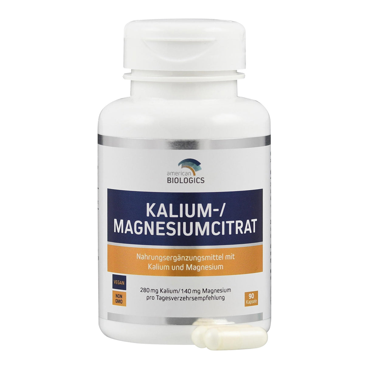 Eine weiße Plastikflasche mit der Aufschrift 'Kalium-/Magnesiumcitrat' von American Biologics steht vor einem weißen Hintergrund. Die Flasche enthält Nahrungsergänzungsmittel mit Kalium und Magnesium, ist vegan und gentechnikfrei. Auf dem Etikett sind 280 mg Kalium und 140 mg Magnesium pro Tagesverzehrsempfehlung angegeben. Zwei Kapseln liegen vor der Flasche.