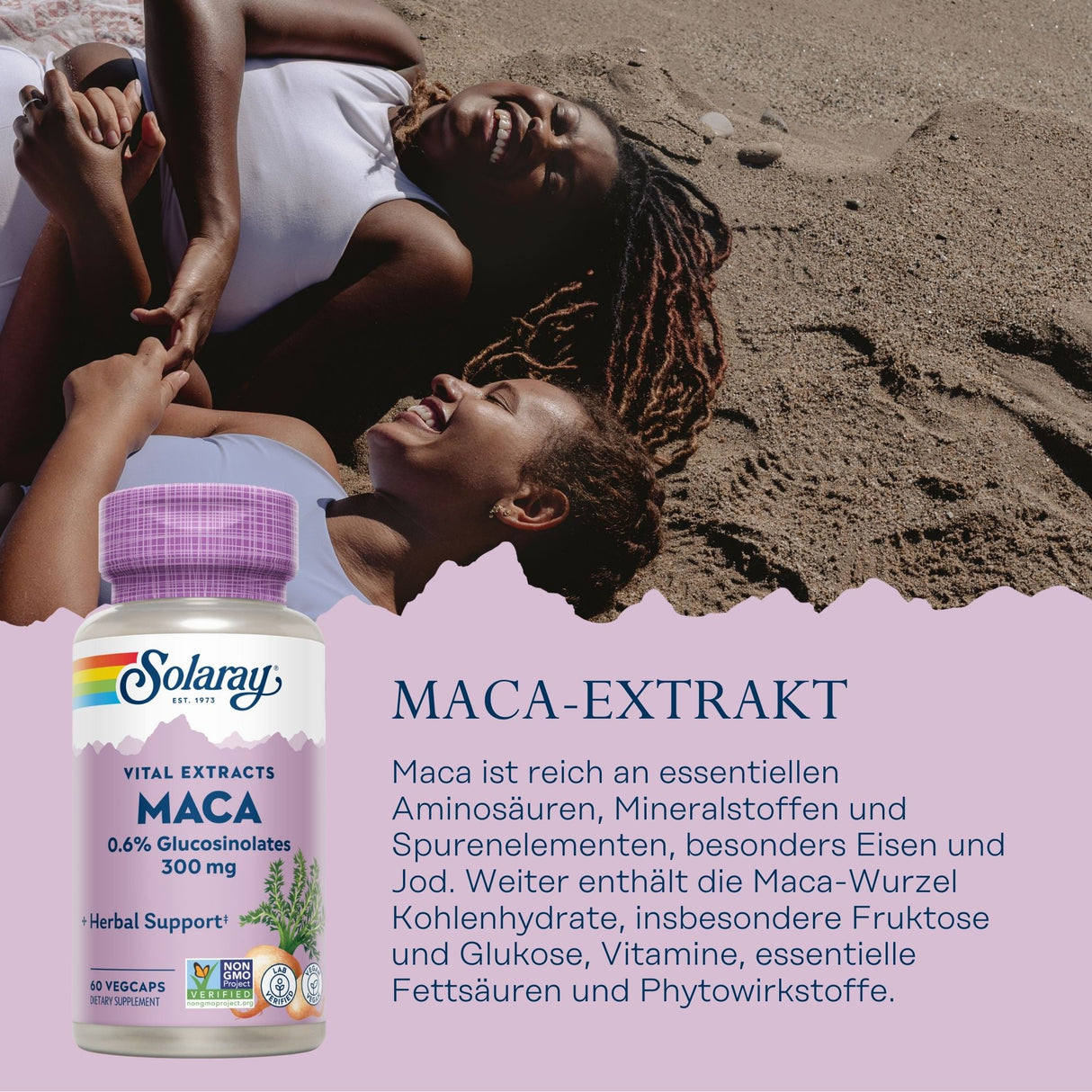 Zwei Frauen liegen lachend am Strand. Im Vordergrund eine Dose Solaray Maca-Extrakt mit Produktinformationen.