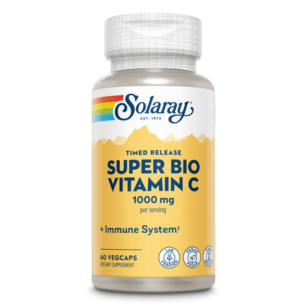Eine Flasche mit dem Produkt "Solaray Super Bio Vitamin C" steht aufrecht. Das Etikett zeigt den Produktnamen, die Dosierung von 1000 mg pro Portion und die Eigenschaften wie "Timed Release", "Immune System", "Lab Verified", "Vegan" und "60 Vegcaps". Das Design ist in Gelb und Weiß gehalten, mit einem Regenbogen-Logo oben.