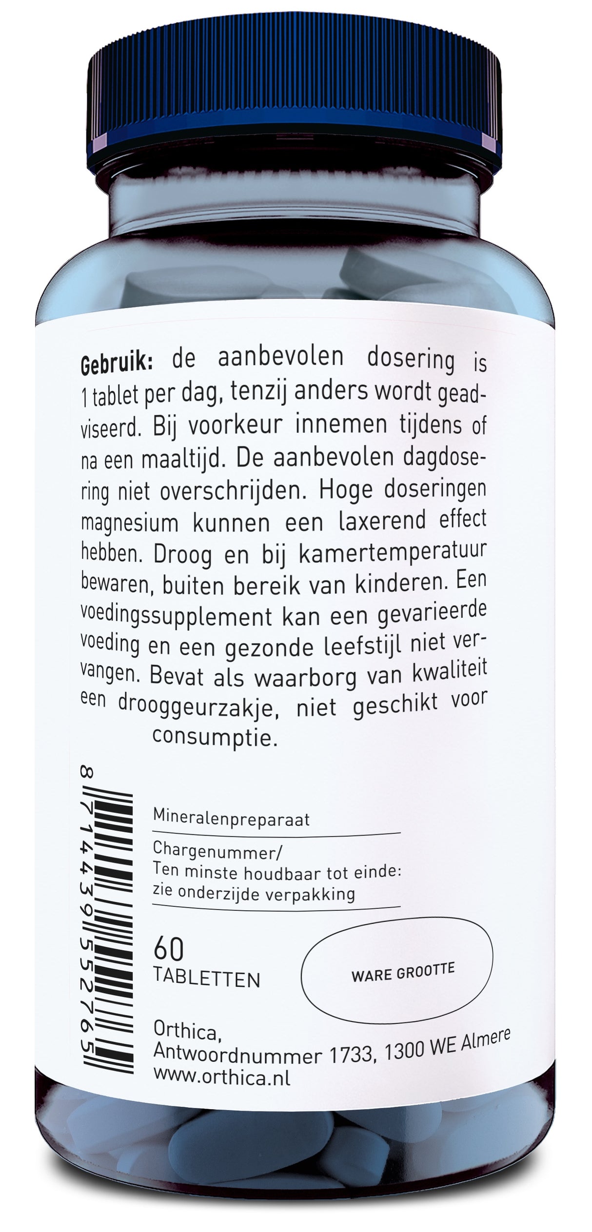 Das Bild zeigt eine Flasche mit Nahrungsergänzungsmitteln der Marke Orthica. Die Flasche ist blau mit einem schwarzen Deckel und einem weißen Etikett, auf dem in niederländischer Sprache Dosierungs- und Lagerungshinweise zu lesen sind. Das Etikett enthält auch einen Barcode und die Adresse des Herstellers in Almere, Niederlande.