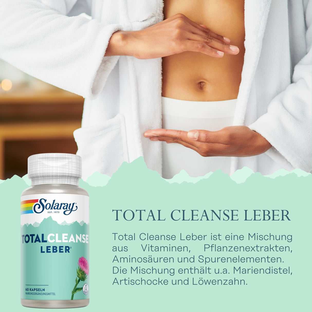 Eine Person in einem weißen Bademantel zeigt auf ihren Bauch. Vor ihr steht eine Flasche mit der Aufschrift 'Solaray Total Cleanse Leber'. Der Hintergrund ist unscharf und zeigt ein warm beleuchtetes Badezimmer.