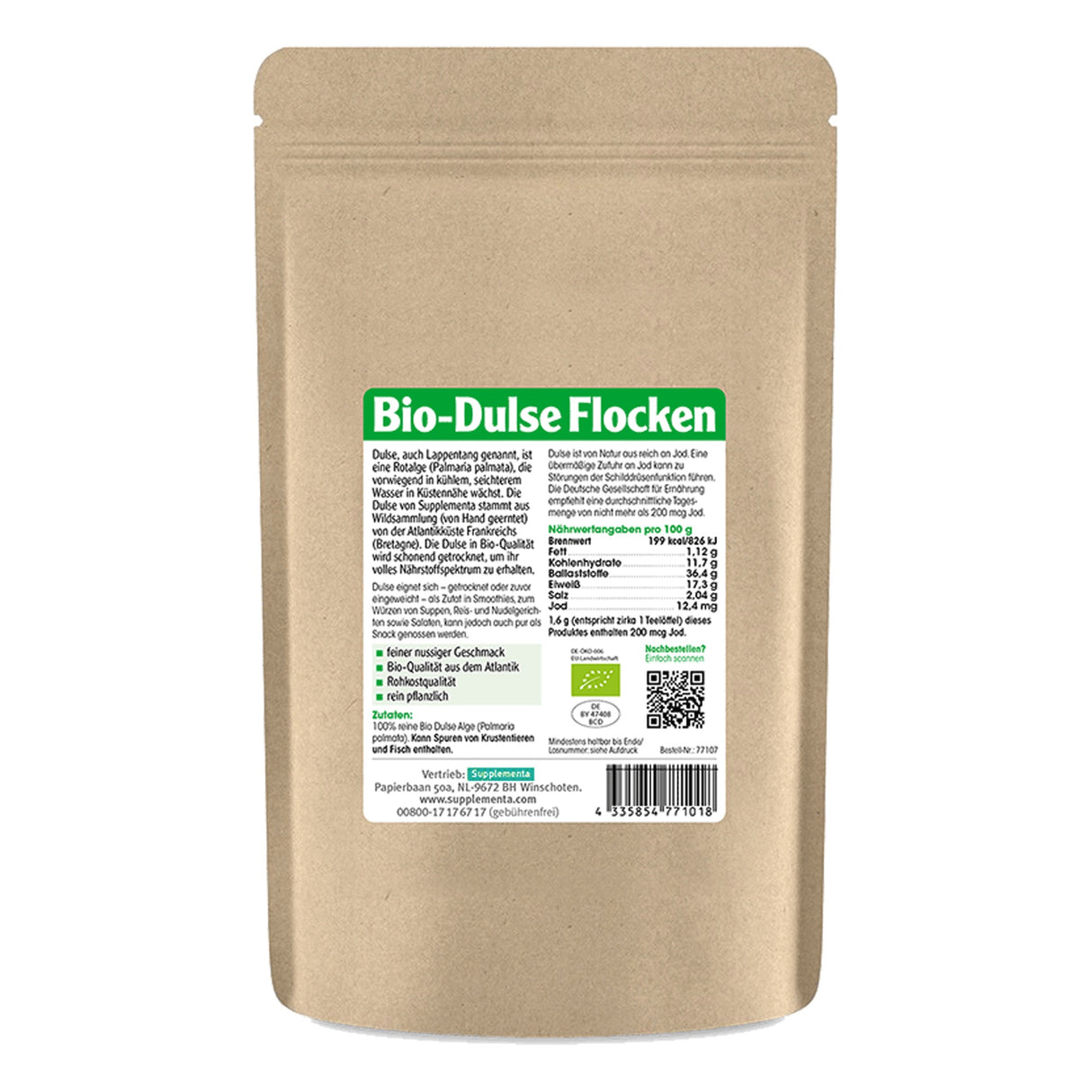 Eine braune, wiederverschließbare Papiertüte mit einem Etikett, das 'Bio-Dulse Flocken' zeigt. Das Etikett enthält Informationen über die Inhaltsstoffe und Nährwerte. Auf dem Etikett ist auch ein QR-Code zu sehen, sowie der Hinweis auf Bio-Qualität. Die Tüte steht aufrecht vor einem weißen Hintergrund.