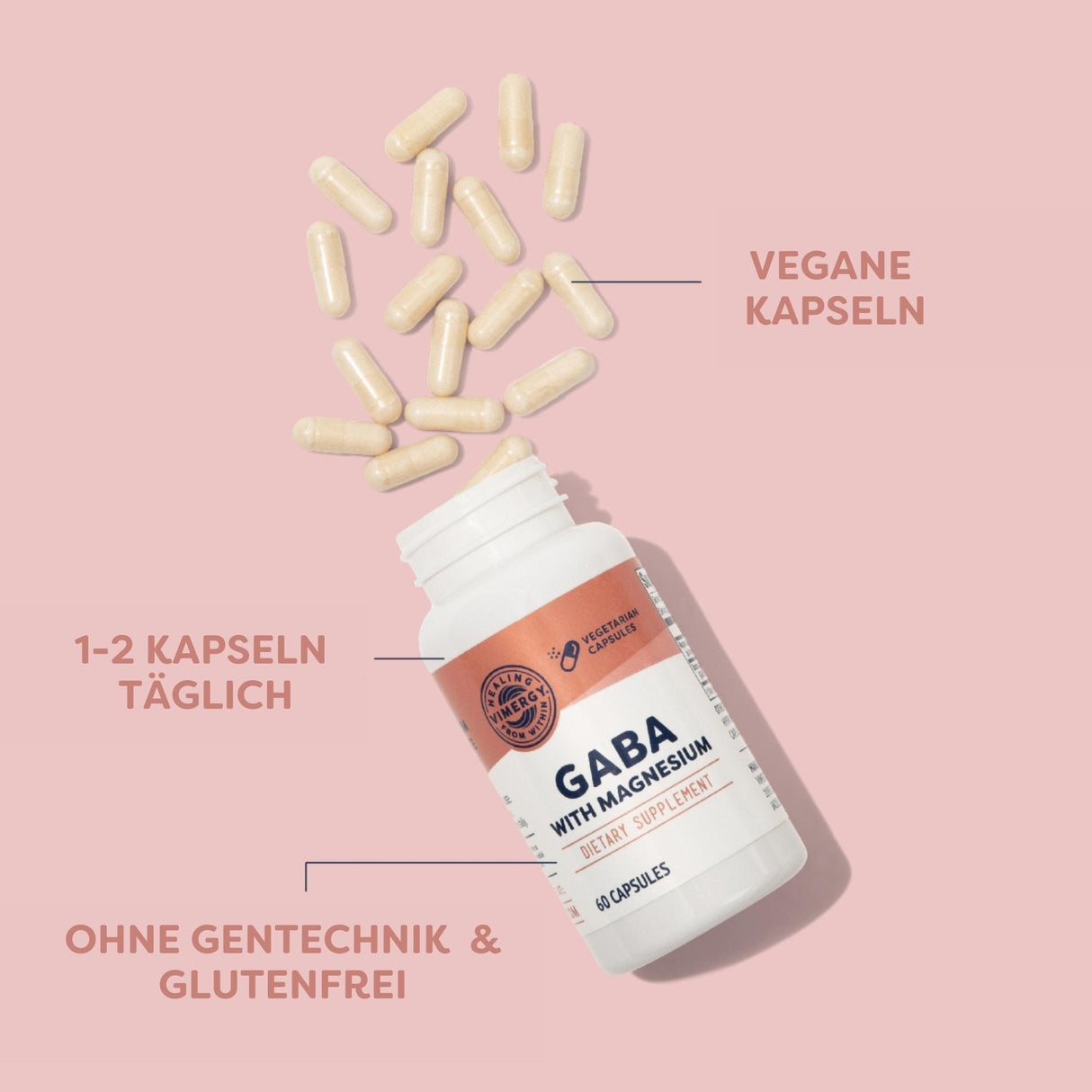 Das Bild zeigt eine geöffnete Flasche mit der Aufschrift 'GABA with Magnesium' auf einem rosa Hintergrund. Neben der Flasche liegen mehrere helle Kapseln verstreut. Auf dem Bild sind die Texte 'VEGANE KAPSELN', '1-2 KAPSELN TÄGLICH' und 'OHNE GENTECHNIK & GLUTENFREI' zu sehen. Die Flasche ist weiß mit einem kupferfarbenen Etikett.