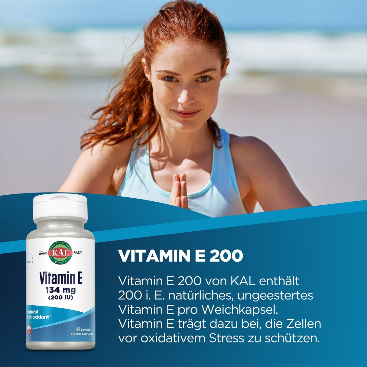 Eine Frau mit roten Haaren und einem blauen Tanktop steht am Strand und hält die Hände vor der Brust zusammen, als ob sie meditiert. Im Vordergrund ist eine Verpackung von KAL Vitamin E 200 zu sehen. Der Hintergrund zeigt das Meer und den Himmel.