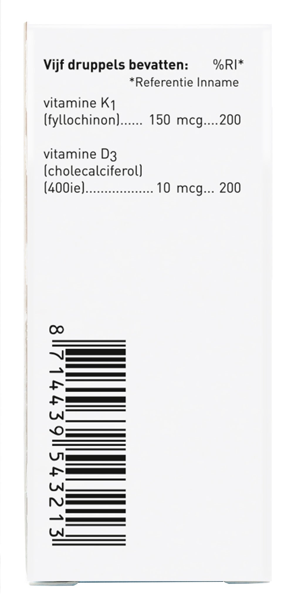 Das Bild zeigt die Rückseite einer Verpackung mit Nährwertangaben und einem Barcode. Die Nährwertangaben sind in niederländischer Sprache und listen die Inhalte von Vitamin K1 und Vitamin D3 auf. Der Barcode befindet sich am unteren Rand der Verpackung.