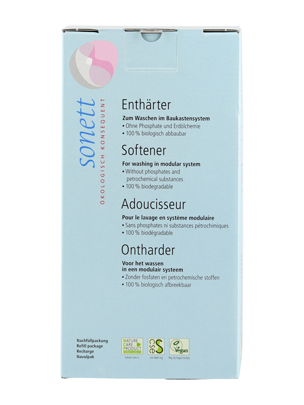 Das Bild zeigt eine Verpackung des Sonett Enthärters. Die Verpackung ist hellblau mit dem Sonett-Logo links oben. Der Text auf der Verpackung beschreibt den Enthärter als biologisch abbaubar und frei von Phosphaten. Es gibt Hinweise auf die Verwendung im Baukastensystem und die Verpackung trägt mehrere Umweltzertifikate, darunter Nature Care Product und Vegan Society. Die Informationen sind in mehreren Sprachen angegeben.