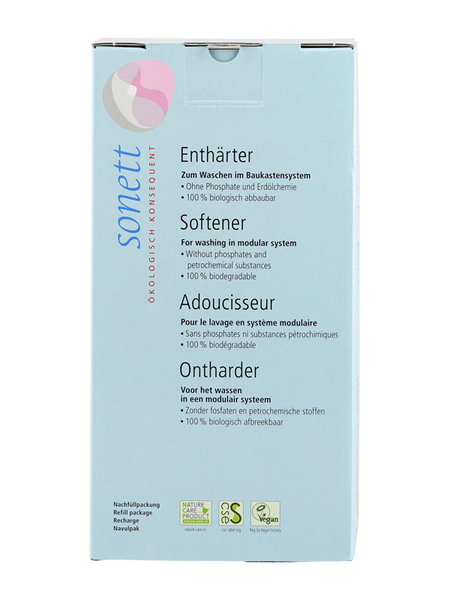 Das Bild zeigt eine Verpackung des Sonett Enthärters. Die Verpackung ist hellblau mit dem Sonett-Logo links oben. Der Text auf der Verpackung beschreibt den Enthärter als biologisch abbaubar und frei von Phosphaten. Es gibt Hinweise auf die Verwendung im Baukastensystem und die Verpackung trägt mehrere Umweltzertifikate, darunter Nature Care Product und Vegan Society. Die Informationen sind in mehreren Sprachen angegeben.