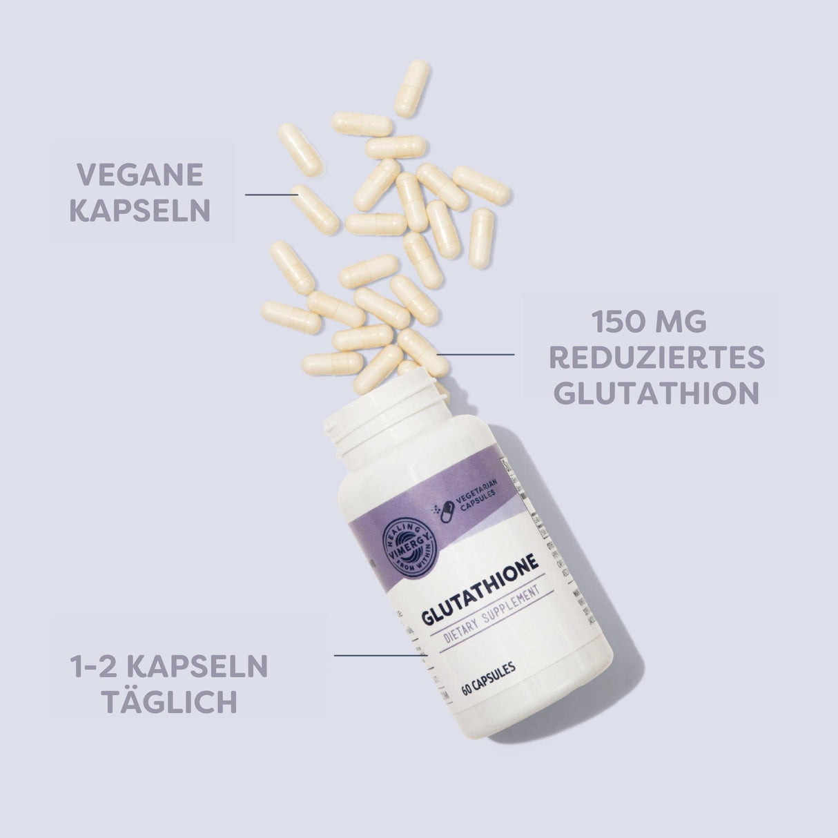Ein weißes Fläschchen mit lila Etikett liegt auf einer hellen Oberfläche. Aus dem geöffneten Fläschchen fallen weiße Kapseln heraus. Auf dem Etikett steht 'GLUTATHIONE'. Neben dem Fläschchen sind die Begriffe 'VEGANE KAPSELN', '150 MG REDUZIERTES GLUTATHION' und '1-2 KAPSELN TÄGLICH' zu lesen.