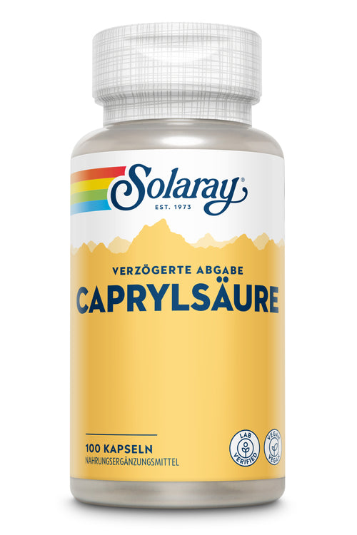 Eine Frau in Sportkleidung dehnt sich auf einer Gymnastikmatte. Daneben eine Flasche Solaray Caprylsäure Nahrungsergänzungsmittel. Der Text beschreibt die Eigenschaften des Produkts.