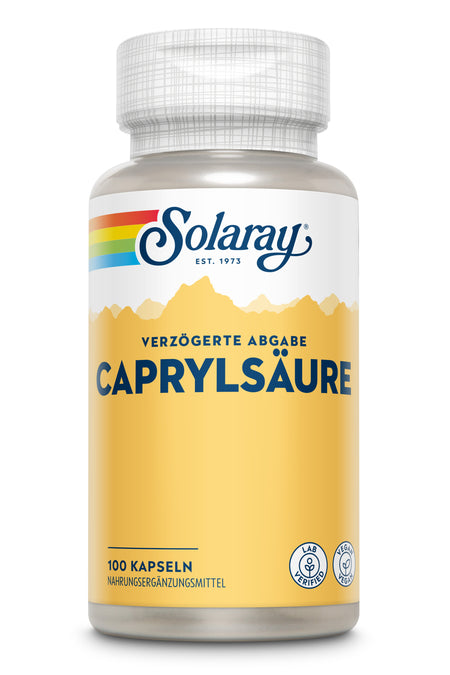 Eine Frau in Sportkleidung dehnt sich auf einer Gymnastikmatte. Daneben eine Flasche Solaray Caprylsäure Nahrungsergänzungsmittel. Der Text beschreibt die Eigenschaften des Produkts.