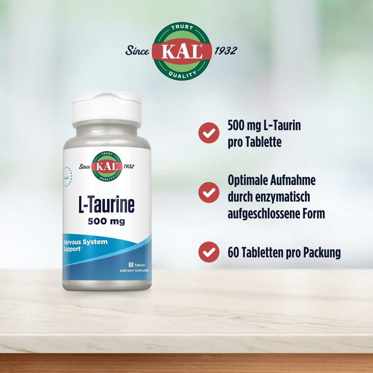 Das Bild zeigt eine Flasche mit Nahrungsergänzungsmitteln der Marke KAL, die L-Taurin 500 mg Tabletten enthält. Die Flasche steht auf einem Tisch. Auf der rechten Seite sind drei Punkte aufgelistet: 500 mg L-Taurin pro Tablette, optimale Aufnahme durch enzymatisch aufgeschlossene Form und 60 Tabletten pro Packung. Oben ist das KAL-Logo mit der Aufschrift 'Since 1932' zu sehen.