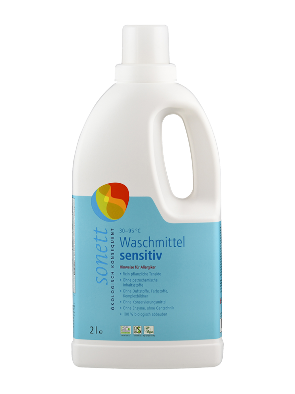 Eine weiße Plastikflasche mit einem blauen Etikett, auf dem "sonett Waschmittel sensitiv" steht. Die Flasche hat einen Tragegriff und einen Schraubverschluss. Das Etikett hebt hervor, dass das Produkt ökologisch ist, frei von Duftstoffen und für Allergiker geeignet. Es ist für Waschtemperaturen von 30 bis 95 Grad Celsius geeignet und hat ein Volumen von 2 Litern. Das Logo von Sonett ist oben links auf dem Etikett zu sehen.