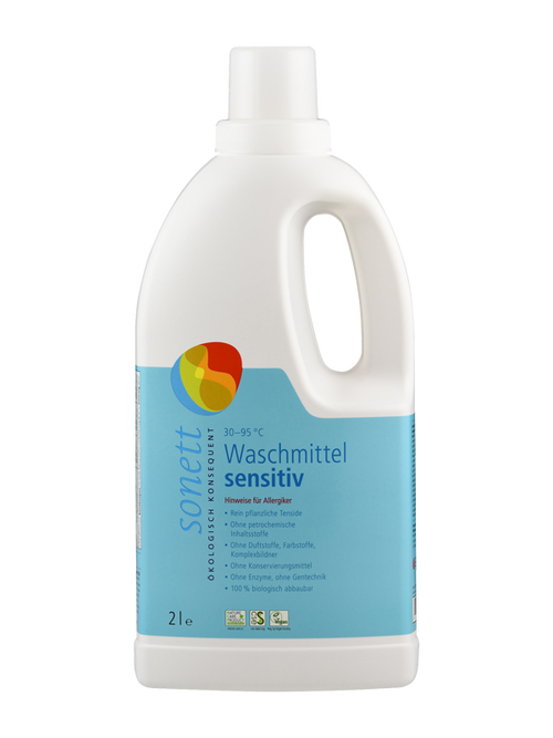 Eine weiße Plastikflasche mit einem blauen Etikett, auf dem "sonett Waschmittel sensitiv" steht. Die Flasche hat einen Tragegriff und einen Schraubverschluss. Das Etikett hebt hervor, dass das Produkt ökologisch ist, frei von Duftstoffen und für Allergiker geeignet. Es ist für Waschtemperaturen von 30 bis 95 Grad Celsius geeignet und hat ein Volumen von 2 Litern. Das Logo von Sonett ist oben links auf dem Etikett zu sehen.