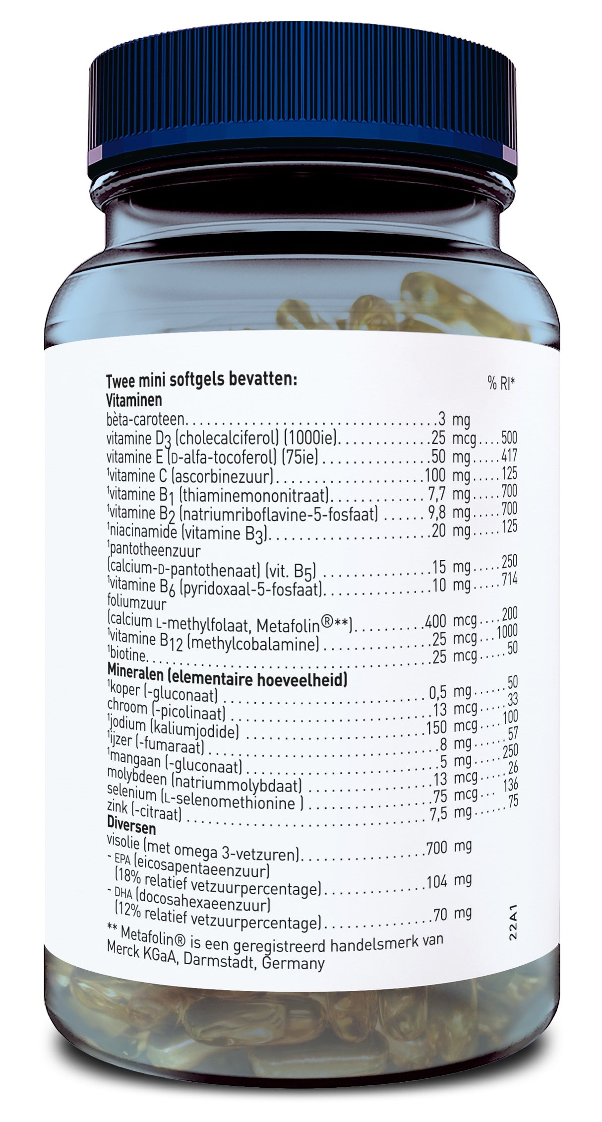 Das Bild zeigt eine transparente Plastikflasche mit einem blauen Deckel, die mit Nahrungsergänzungsmitteln in Form von Mini-Softgels gefüllt ist. Auf der Flasche befindet sich ein Etikett mit einer Liste von Inhaltsstoffen und deren Mengenangaben. Die Inhaltsstoffe umfassen verschiedene Vitamine und Mineralien wie Vitamin D3, Vitamin E, Vitamin C, Vitamin B-Komplex, Folsäure, Biotin, sowie Mineralien wie Kupfer, Chrom, Jod, Eisen, Zink, und Omega-3-Fettsäuren (EPA und DHA). Auf dem Etikett steht auch, dass