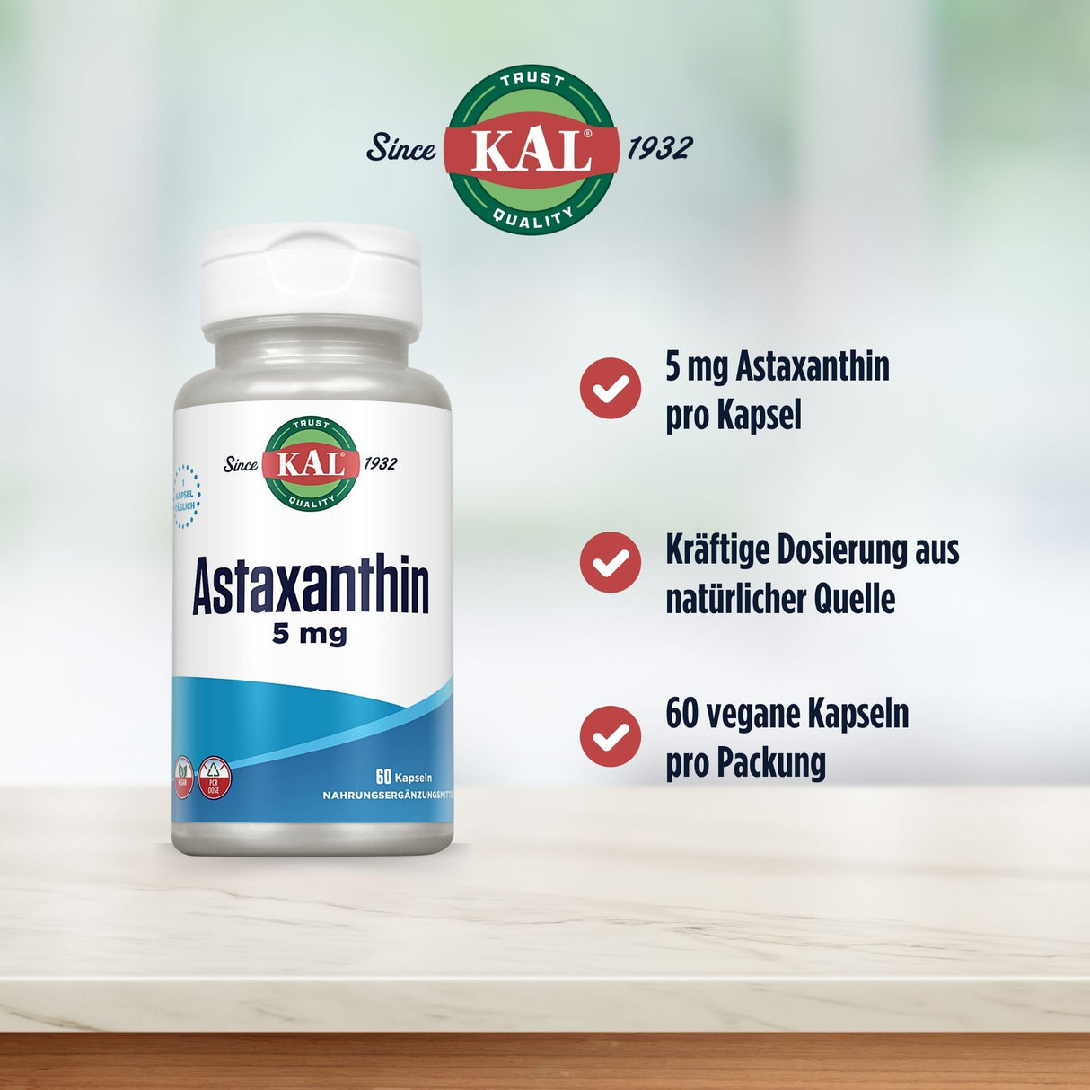 Eine weiße Plastikflasche mit einem blauen Etikett, das "Astaxanthin 5 mg" von KAL zeigt. Auf der rechten Seite sind drei Punkte aufgelistet: "5 mg Astaxanthin pro Kapsel", "Kräftige Dosierung aus natürlicher Quelle" und "60 vegane Kapseln pro Packung". Im Hintergrund ist das KAL-Logo mit dem Schriftzug "Since 1932" zu sehen. Die Flasche steht auf einer weißen Oberfläche vor einem unscharfen Hintergrund.