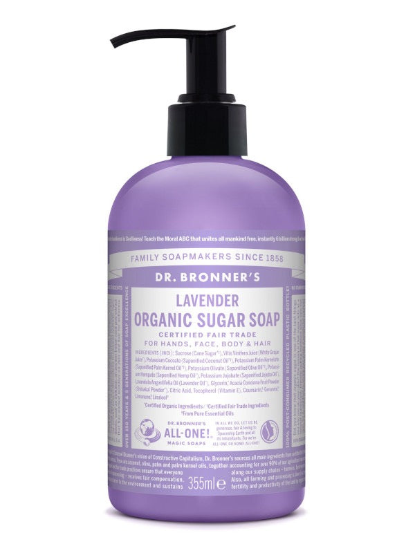 Das Bild zeigt eine Flasche Dr. Bronner's Lavender Organic Sugar Soap. Die Flasche ist lila und hat einen schwarzen Pumpverschluss. Auf der Vorderseite sind Produktinformationen und Inhaltsstoffe in englischer Sprache aufgedruckt. Die Seife ist biologisch und fair gehandelt, geeignet für Hände, Gesicht, Körper und Haare. Das Volumen beträgt 355 ml.