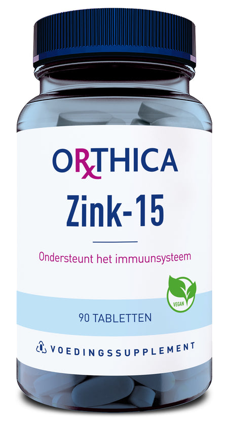 Eine durchsichtige Flasche mit blauem Deckel, die 90 Tabletten enthält. Auf dem Etikett steht 'Orthica Zink-15', 'Ondersteunt het immuunsysteem' und 'Voedingssupplement'. Ein grünes Vegan-Logo ist sichtbar.