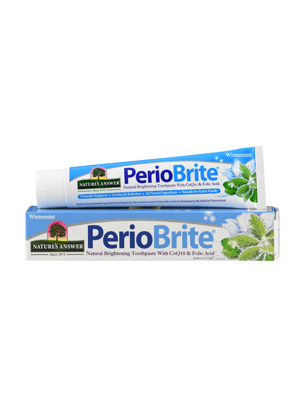 Das Bild zeigt eine Tube und eine Verpackung der Zahnpasta PerioBrite von Nature's Answer. Die Tube ist blau-weiß mit grünen Akzenten und trägt den Aufdruck 'Wintermint'. Die Verpackung zeigt ähnliche Farben und enthält zusätzlich die Aufschrift 'Natural Brightening Toothpaste with CoQ10 & Folic Acid'. Auf der Verpackung sind auch grüne Minzblätter abgebildet. Die Marke Nature's Answer ist durch ein Logo mit einem Baum dargestellt.