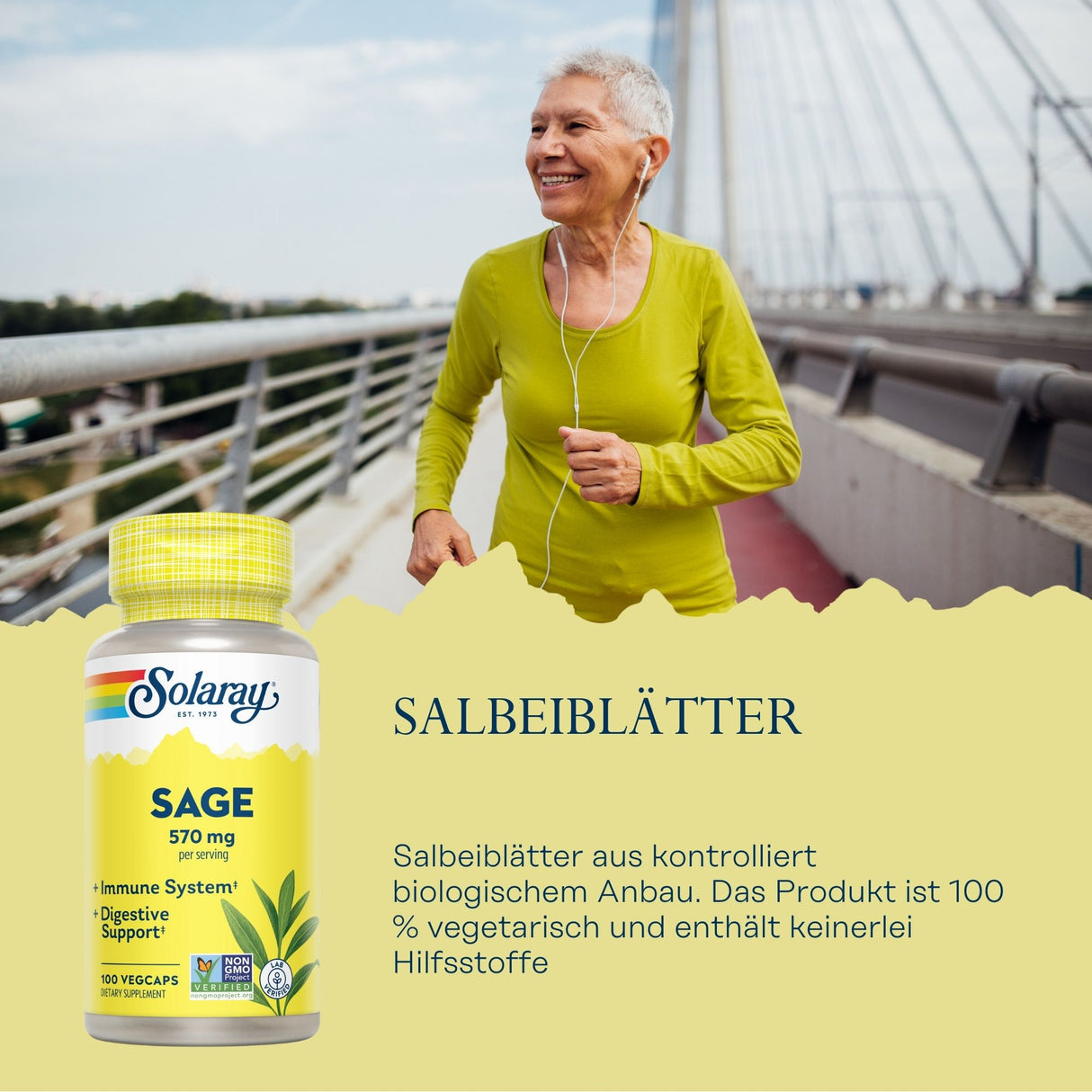 Eine ältere Frau joggt auf einer Brücke mit Kopfhörern und einem gelben Oberteil. Links im Bild ist eine Flasche Solaray Salbeiblätter Nahrungsergänzungsmittel abgebildet. Der Hintergrund zeigt eine moderne Brücke mit Geländer.