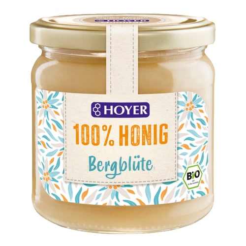 Glas mit Hoyer 100% Honig Bergblüte, Bio-Qualität, florales Etikettendesign.