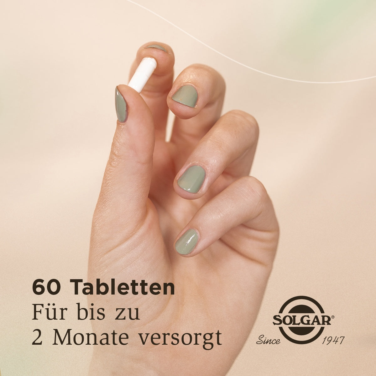 Eine Hand mit grün lackierten Nägeln hält eine weiße Tablette vor einem beigen Hintergrund. Auf dem Bild steht: '60 Tabletten, für bis zu 2 Monate versorgt'. Das Solgar-Logo ist unten rechts zu sehen.
