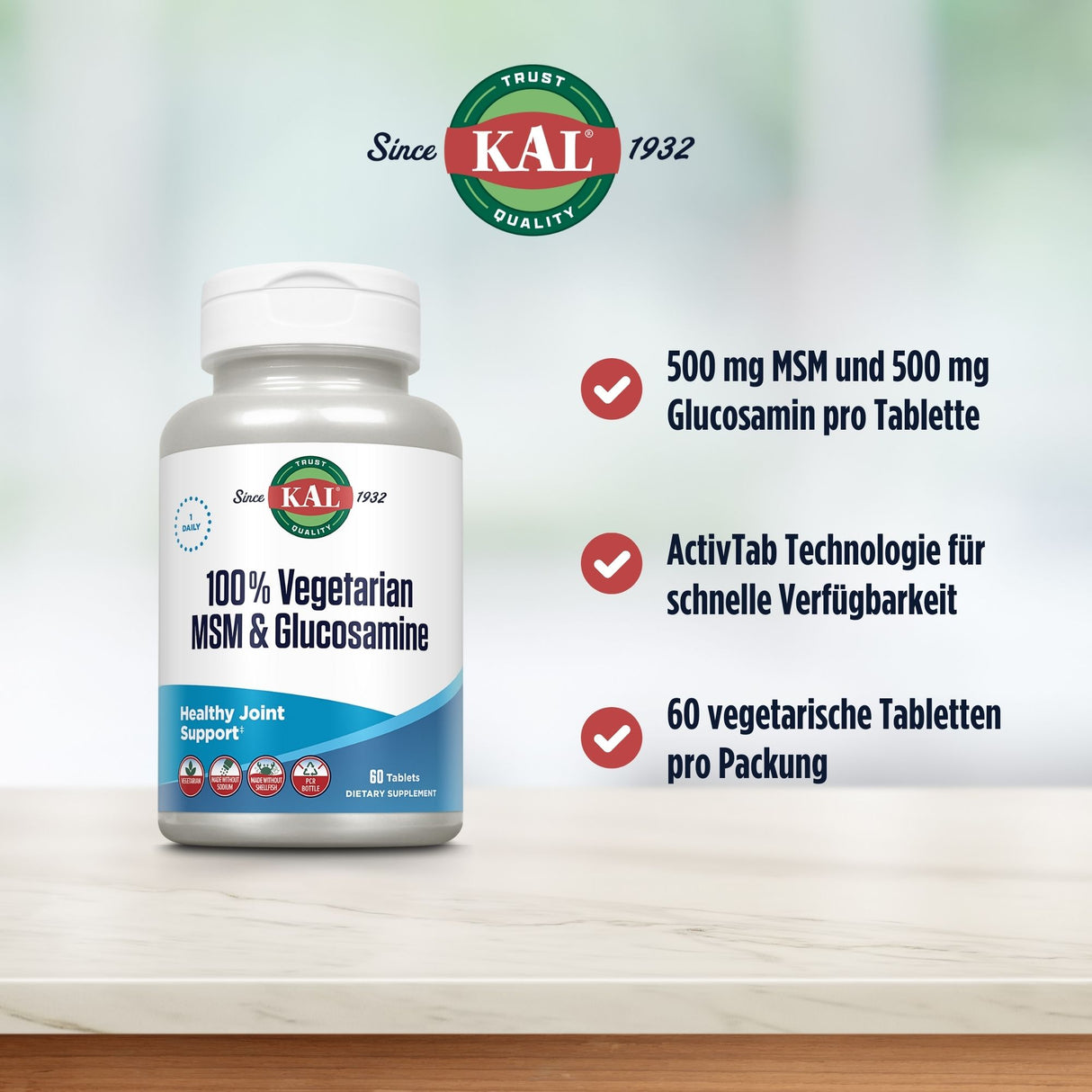 Eine Verpackung von KAL 100% Vegetarian MSM & Glucosamine Tabletten steht auf einem Tisch. Auf der Verpackung steht "Healthy Joint Support". Neben der Verpackung sind drei Textblöcke mit Informationen: "500 mg MSM und 500 mg Glucosamin pro Tablette", "ActivTab Technologie für schnelle Verfügbarkeit", "60 vegetarische Tabletten pro Packung". Das KAL-Logo ist oben auf der Verpackung sichtbar.