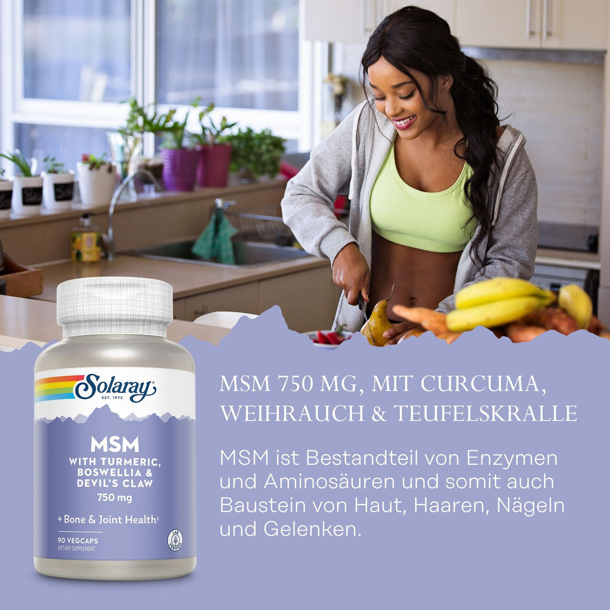 Eine Frau steht in einer modernen Küche und schneidet Obst. Sie trägt ein grünes Sporttop und eine graue Kapuzenjacke. Auf der Arbeitsplatte sind Bananen und andere Früchte zu sehen. Links im Bild ist eine Verpackung des Produkts Solaray MSM 750 mg abgebildet. Der Text auf der Verpackung beschreibt Inhaltsstoffe wie Curcuma, Weihrauch und Teufelskralle. Die Umgebung ist hell und modern gestaltet mit Pflanzen am Fenster.