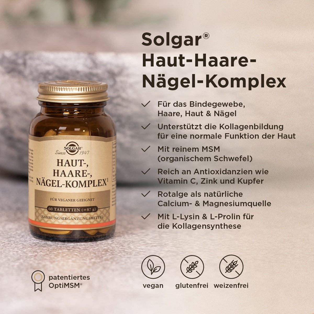 Ein Glas mit dem Etikett 'Solgar Haut-Haare-Nägel-Komplex' steht auf einer Oberfläche. Neben dem Glas sind Textinformationen über die Vorteile des Produkts aufgelistet, einschließlich Unterstützung für Haut, Haare und Nägel, Kollagenbildung, MSM-Inhalt, Antioxidantien, Rotalge, L-Lysin und L-Prolin. Das Produkt ist vegan, glutenfrei und weizenfrei und enthält patentiertes OptiMSM.