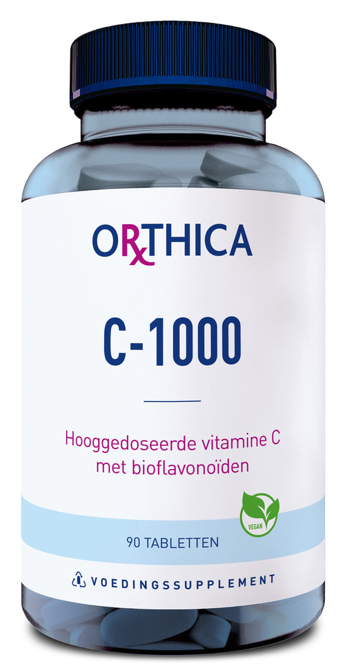 Eine Flasche mit dem Etikett 'Orthica C-1000', die 90 Tabletten enthält. Das Produkt ist ein hochdosiertes Vitamin C mit Bioflavonoiden und vegan zertifiziert. Die Flasche ist durchsichtig mit blauem Deckel.