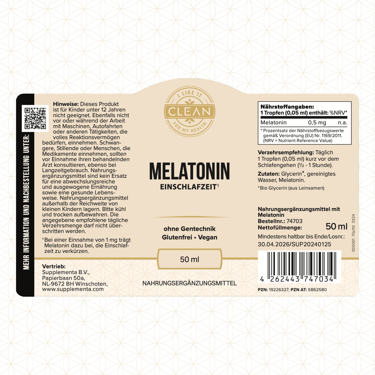 Das Bild zeigt ein Etikett für ein Nahrungsergänzungsmittel namens Melatonin, das als Einschlafhilfe dient. Auf dem Etikett steht, dass das Produkt ohne Gentechnik, glutenfrei und vegan ist. Es enthält 0,5 mg Melatonin pro Tropfen. Die empfohlene Verzehrmenge ist täglich ein Tropfen kurz vor dem Schlafengehen. Das Produkt ist in einer 50 ml Flasche verpackt. Es gibt Hinweise zur Lagerung und zur Zielgruppe, die das Produkt nicht verwenden sollte, wie Kinder unter 12 Jahren. Der Hersteller ist Supplementa B.