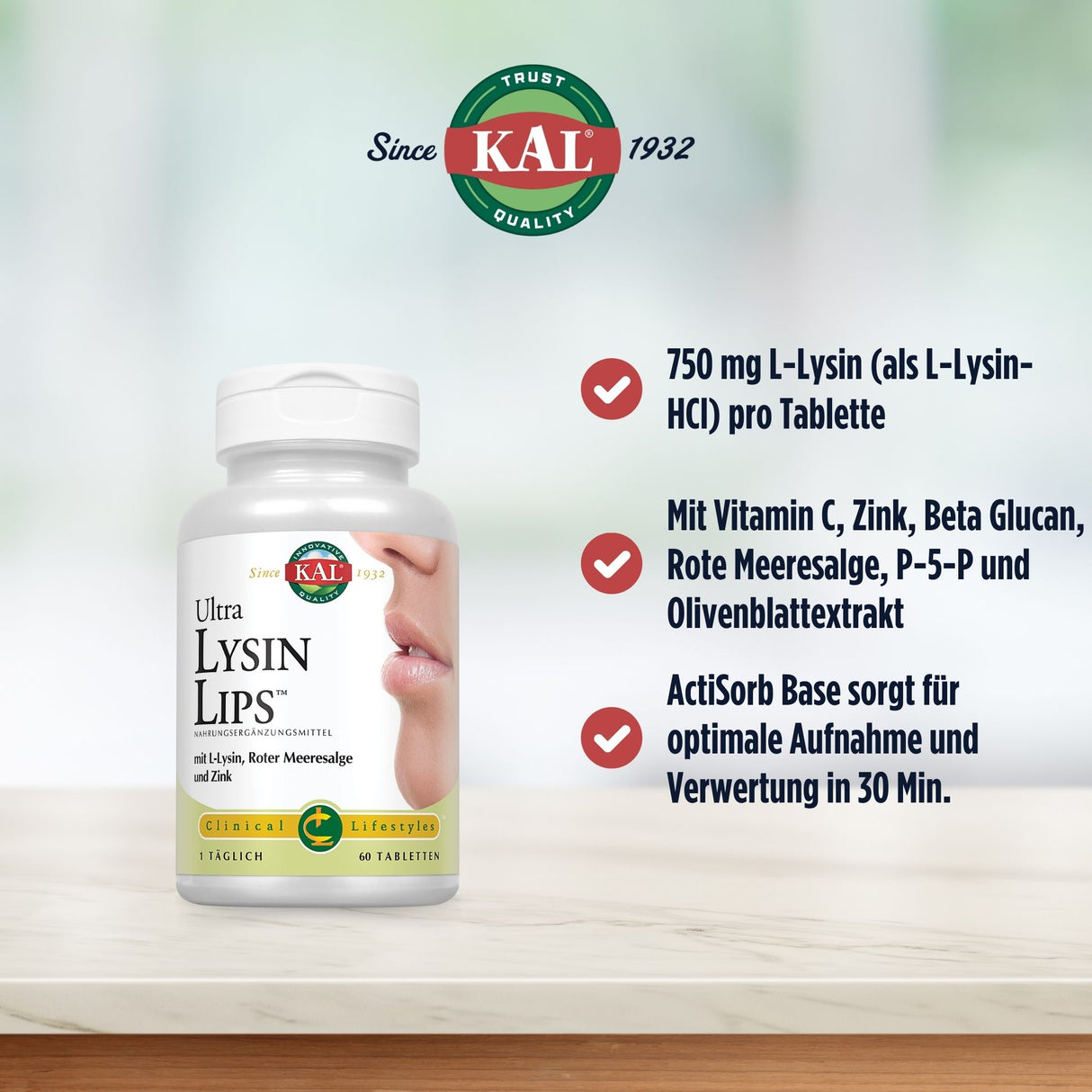 Das Bild zeigt eine Flasche mit dem Nahrungsergänzungsmittel 'Ultra Lysin Lips' von KAL auf einem Tisch. Die Flasche ist weiß mit einem Etikett, das den Produktnamen und das KAL-Logo zeigt. Daneben sind Textelemente, die die Inhaltsstoffe und Vorteile des Produkts beschreiben, wie 750 mg L-Lysin pro Tablette, Vitamin C, Zink, Beta Glucan, Rote Meeresalge, P-5-P und Olivenblattextrakt. Die ActiSorb Base wird hervorgehoben, die für optimale Aufnahme und Verwertung in 30 Minuten sorgt. Im Hintergrund ist ein v