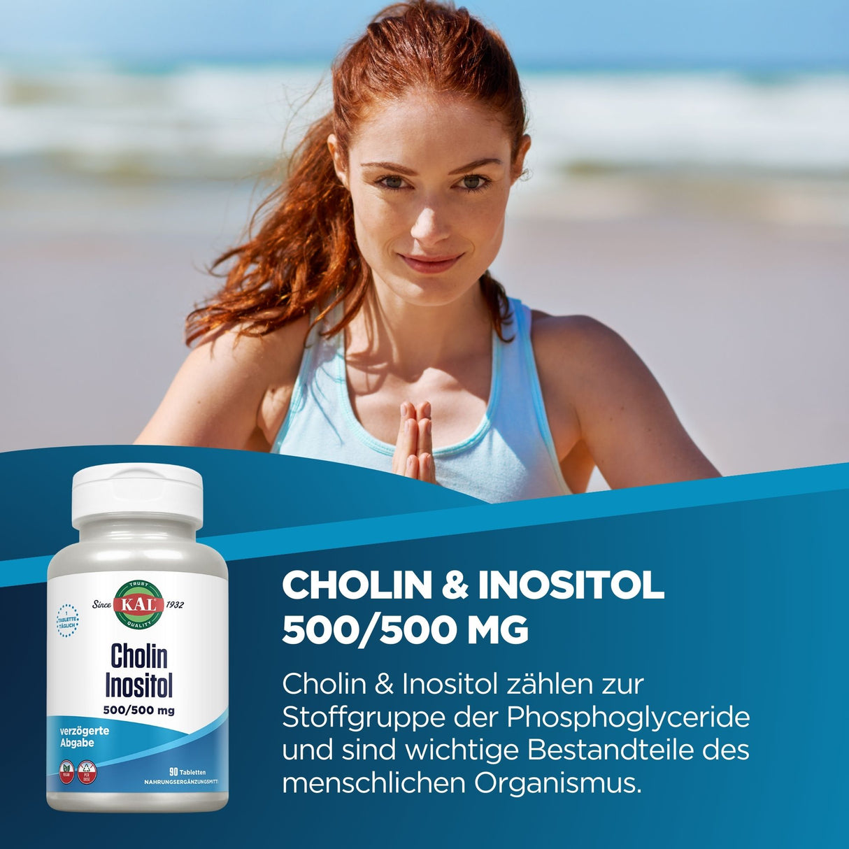 Eine Frau mit roten Haaren in einem blauen Tanktop steht am Strand und hält die Hände in Gebetshaltung. Im Vordergrund ist eine Flasche Cholin & Inositol 500/500 mg von KAL zu sehen. Der Hintergrund zeigt verschwommenes Meer und Himmel.