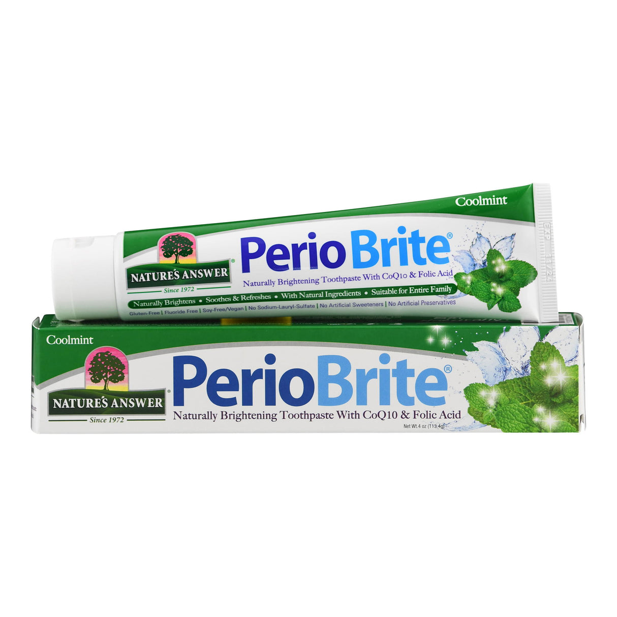 Eine Tube und eine Verpackung der Zahnpasta "PerioBrite" von Nature's Answer. Die Tube ist weiß mit grünen und blauen Akzenten. Auf der Verpackung sind grüne Minzblätter abgebildet. Die Zahnpasta enthält CoQ10 und Folsäure und ist für die ganze Familie geeignet.