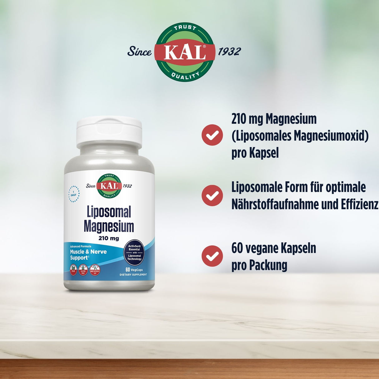 Das Bild zeigt eine Flasche KAL Liposomal Magnesium 210 mg auf einem Tisch. Rechts daneben sind drei Punkte aufgelistet: 210 mg Magnesium pro Kapsel, liposomale Form für optimale Nährstoffaufnahme, 60 vegane Kapseln pro Packung. Der Hintergrund ist unscharf und grünlich. Oben ist das KAL-Logo mit dem Text 'Since 1932'.