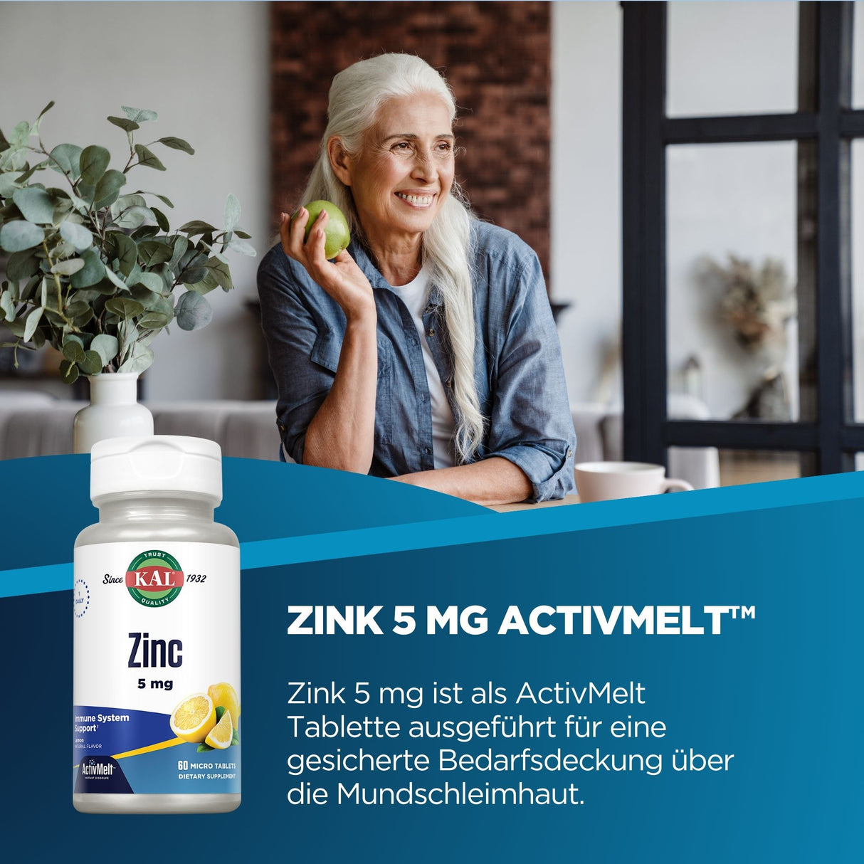 Eine ältere Frau mit langen grauen Haaren sitzt an einem Tisch und hält einen Apfel in der Hand. Neben ihr steht eine Vase mit Eukalyptuszweigen. Im Vordergrund ist eine Packung Zink 5 mg ActivMelt Tabletten abgebildet. Der Hintergrund zeigt ein Fenster und eine Backsteinwand.