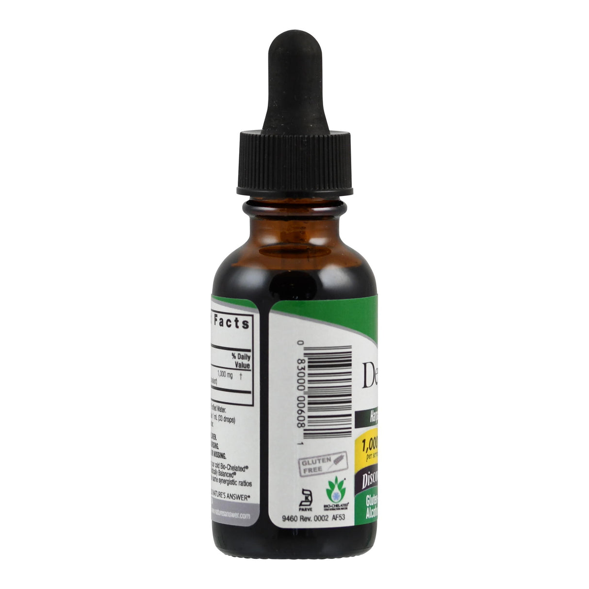 Das Bild zeigt eine braune Glasflasche mit Pipette. Auf der Flasche sind Etiketten mit Texten und Barcodes zu sehen. Die Flasche steht vor einem weißen Hintergrund.