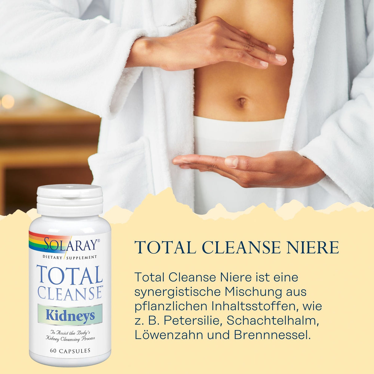Eine Person in einem weißen Bademantel hält ihre Hände vor dem Bauch. Links unten ist eine Flasche mit der Aufschrift 'Solaray Total Cleanse Kidneys'. Daneben steht 'Total Cleanse Niere' und eine Beschreibung der Inhaltsstoffe. Der Hintergrund ist unscharf und in warmen Tönen gehalten.