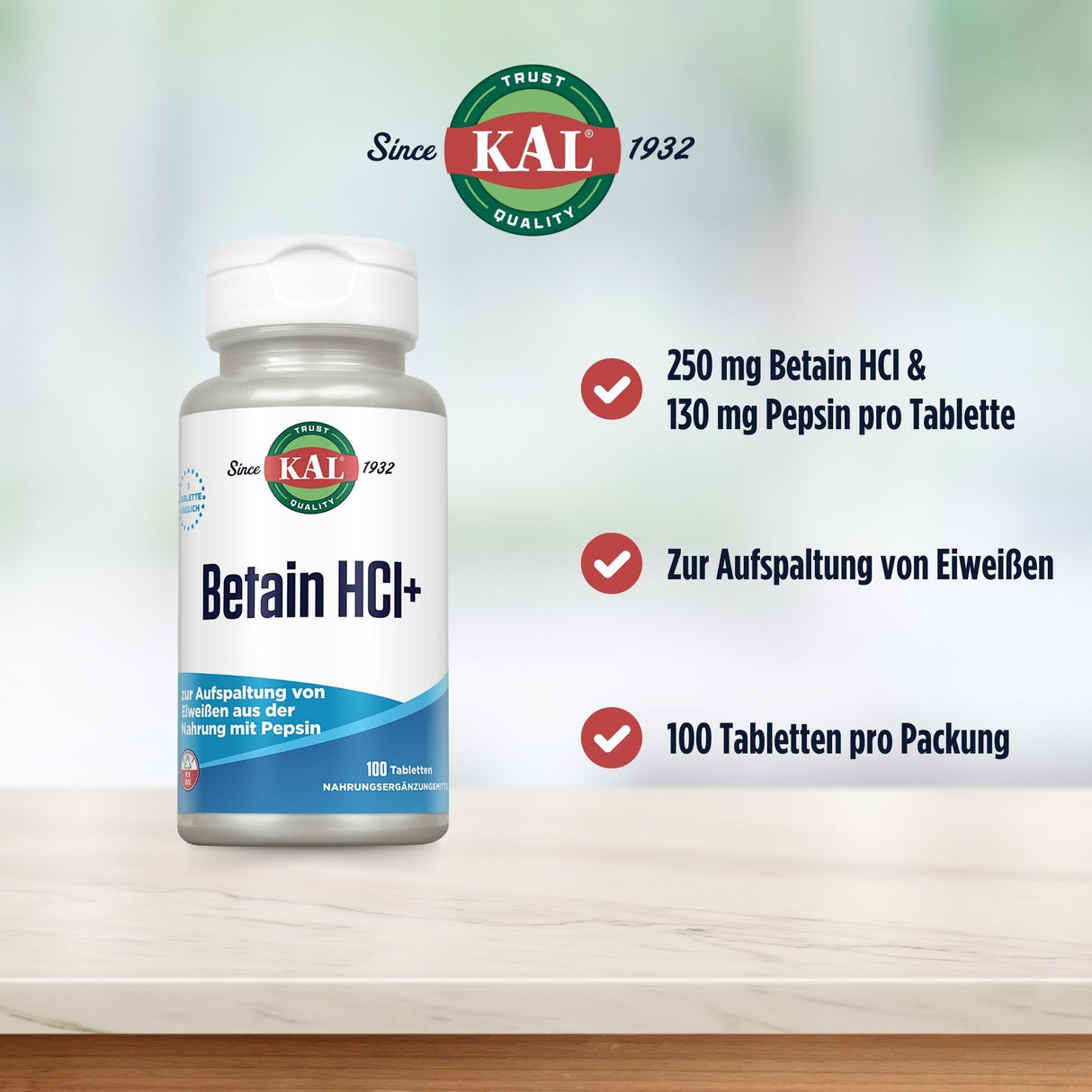 Eine Flasche mit der Aufschrift 'Betain HCl+' von der Marke KAL steht auf einer Oberfläche. Auf der Flasche steht 'zur Aufspaltung von Eiweißen aus der Nahrung mit Pepsin'. Neben der Flasche sind drei Punkte aufgelistet: 1. '250 mg Betain HCl & 130 mg Pepsin pro Tablette', 2. 'Zur Aufspaltung von Eiweißen', 3. '100 Tabletten pro Packung'. Im Hintergrund ist das KAL-Logo mit der Aufschrift 'Since 1932'. Der Hintergrund ist unscharf und hell.