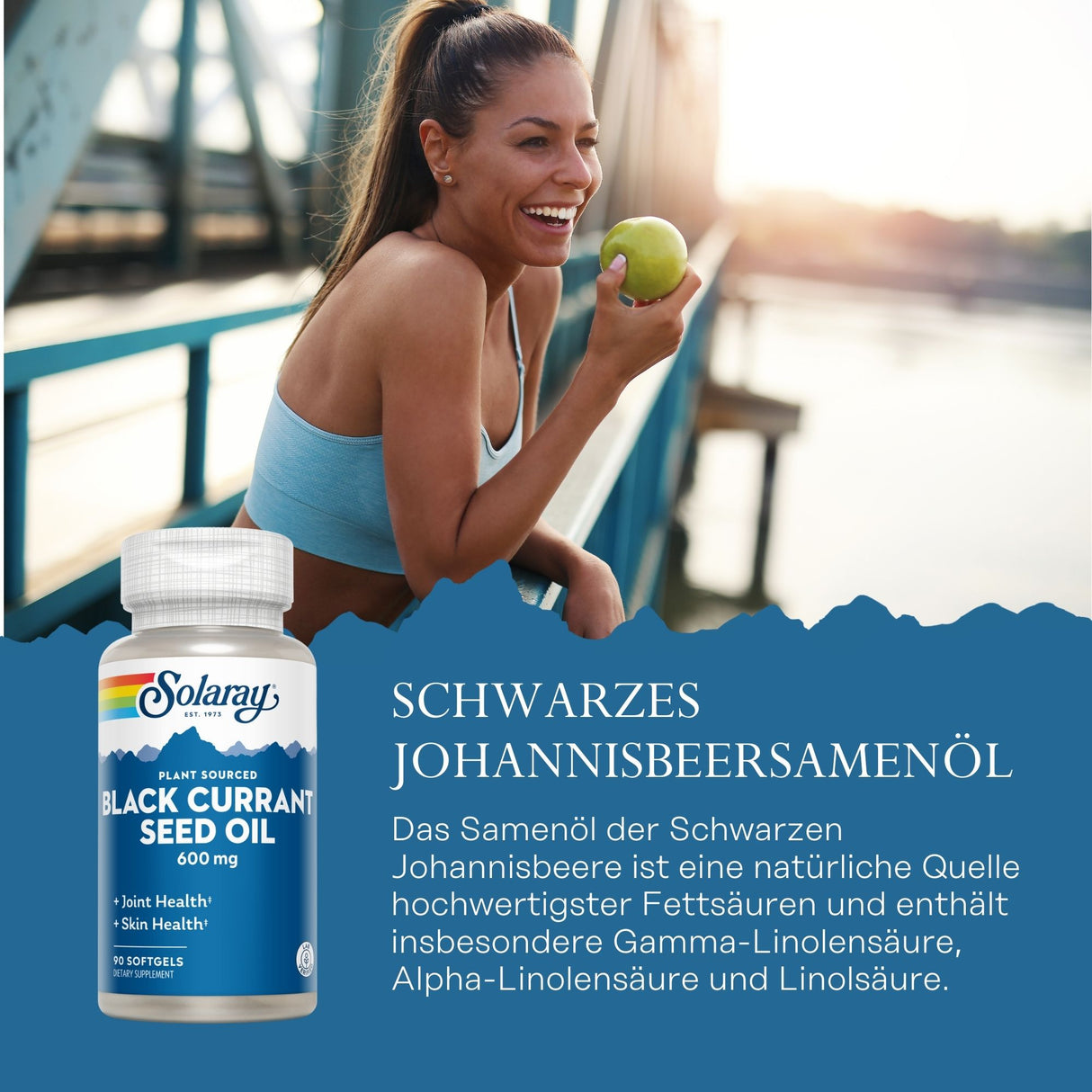 Eine lächelnde Frau in Sportkleidung hält einen grünen Apfel auf einer Brücke. Links im Bild ist eine Flasche mit der Aufschrift 'Solaray Black Currant Seed Oil' zu sehen. Der Hintergrund zeigt einen Fluss bei Sonnenuntergang. Der Text beschreibt die Vorteile von Schwarzem Johannisbeersamenöl für die Gesundheit.