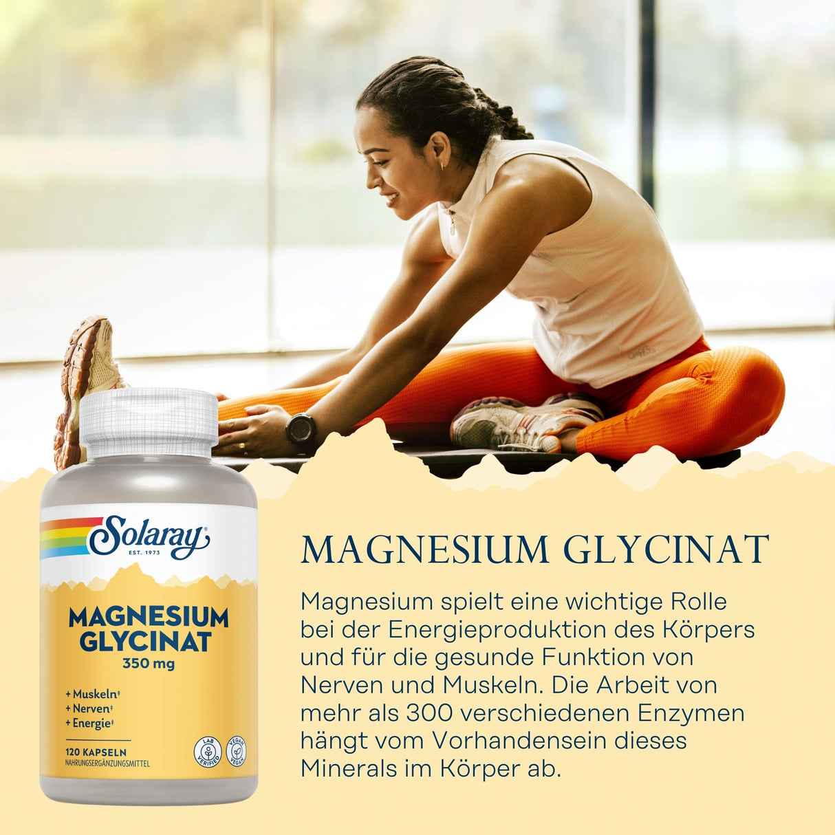Eine Frau dehnt sich auf einer Yogamatte in einem hellen Raum. Sie trägt ein weißes Oberteil und orangefarbene Leggings. Links im Vordergrund ist eine Flasche Solaray Magnesium Glycinat zu sehen. Text beschreibt die Bedeutung von Magnesium für den Körper.