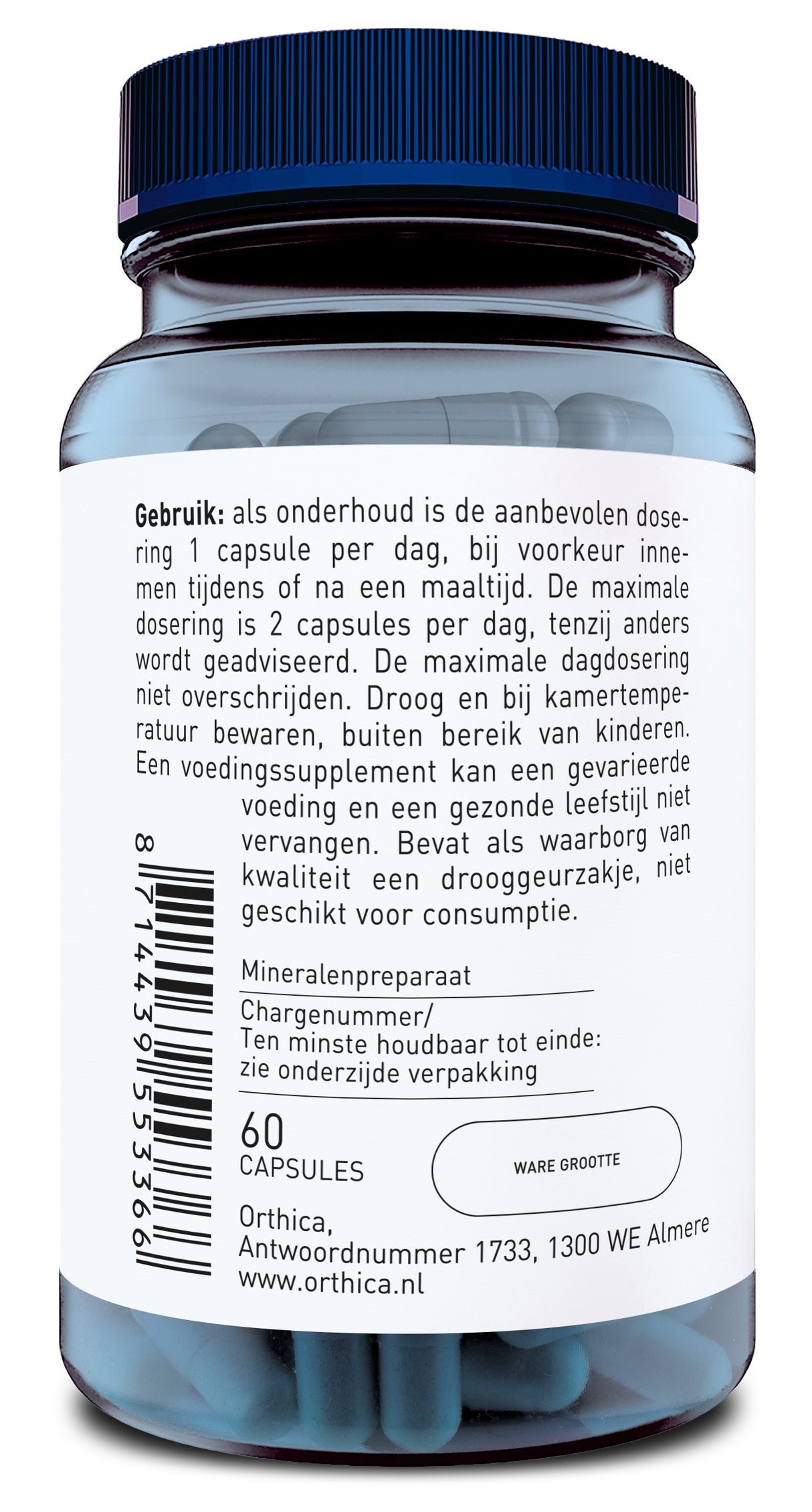 Die Abbildung zeigt eine durchsichtige Kunststoffflasche mit einem blauen Schraubverschluss, die 60 Kapseln eines Mineralpräparats enthält. Auf dem Etikett stehen Anweisungen zur Einnahme und Lagerung auf Niederländisch. Die Flasche ist von der Marke Orthica, mit einer Adresse in Almere, Niederlande. Ein Barcode und eine Website sind ebenfalls sichtbar.