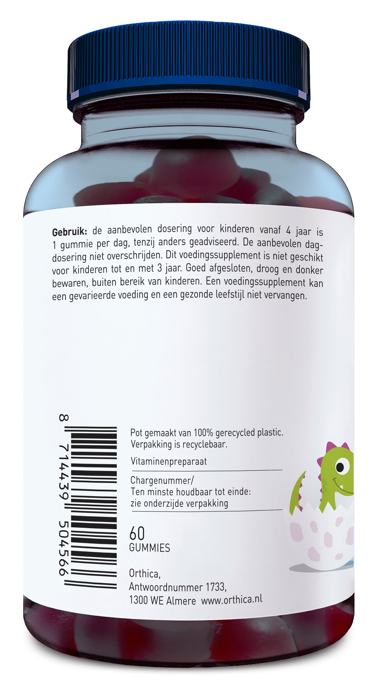 Ein transparentes Kunststoffgefäß mit einem blauen Deckel, das 60 Gummibärchen enthält. Auf dem Etikett sind Gebrauchsanweisungen in niederländischer Sprache, ein Barcode und ein Dinosaurier abgebildet. Das Produkt ist ein Vitaminpräparat für Kinder ab 4 Jahren, hergestellt von Orthica in Almere, Niederlande. Die Verpackung besteht aus 100% recyceltem Plastik.