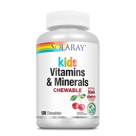 Eine weiße Plastikflasche mit einem Schraubverschluss. Auf dem Etikett steht "Solaray Kids Vitamins & Minerals Chewable" mit einem Regenbogenmuster. Es zeigt zwei Kirschen und den Hinweis auf natürlichen schwarzen Kirschgeschmack. Die Flasche enthält 120 kaubare Tabletten und ist als Nahrungsergänzungsmittel gekennzeichnet. Ein "Lab Verified" Siegel ist ebenfalls sichtbar.