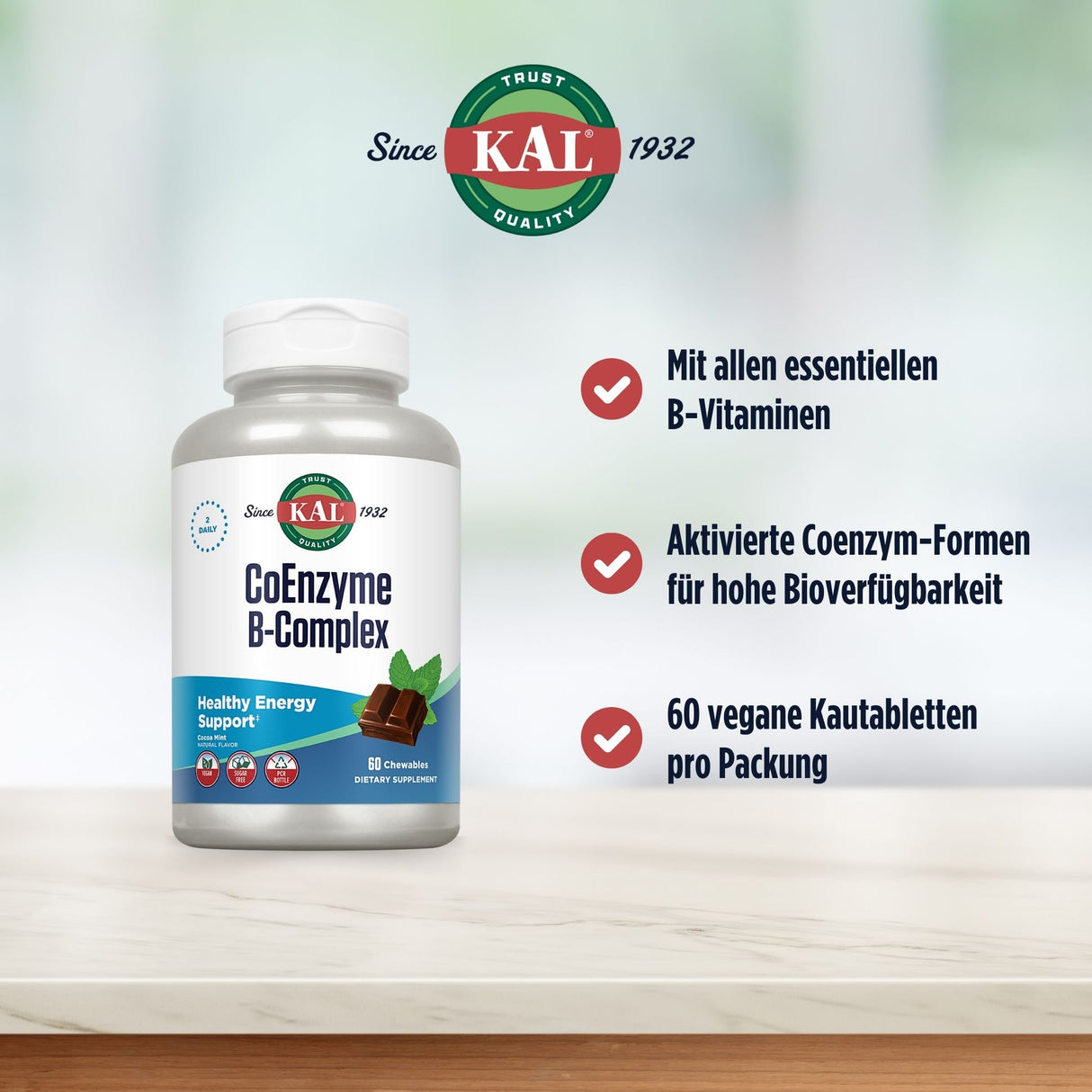 Das Bild zeigt eine Flasche KAL CoEnzyme B-Complex auf einem Tisch. Die Flasche hat ein weißes Etikett mit dem KAL-Logo und der Aufschrift 'CoEnzyme B-Complex'. Auf der rechten Seite des Bildes stehen die Vorteile des Produkts: Mit allen essentiellen B-Vitaminen, aktivierte Coenzym-Formen für hohe Bioverfügbarkeit und 60 vegane Kautabletten pro Packung. Der Hintergrund ist unscharf und hell.